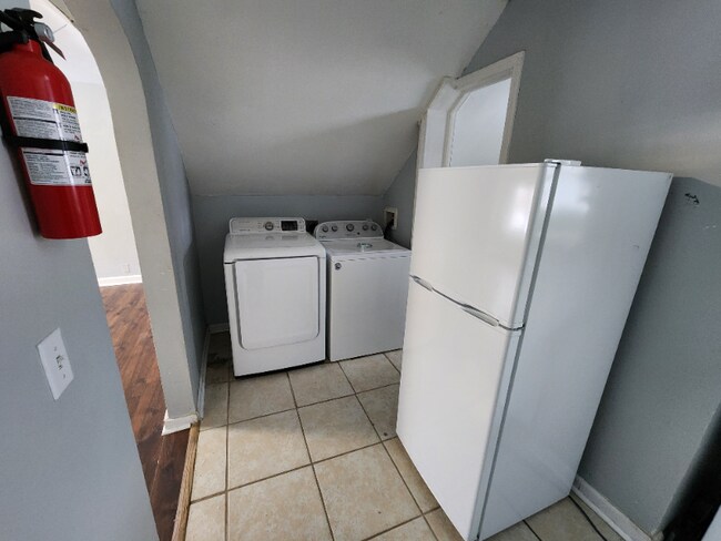 Building Photo - 1119 Lake St