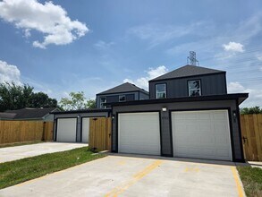 Building Photo - ? Stunning Duplex with Garage & Modern Fin...