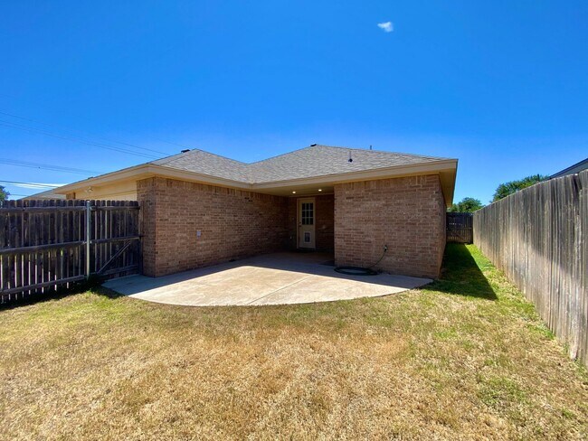 Building Photo - Sharp 3/3/2 in North Lubbock!