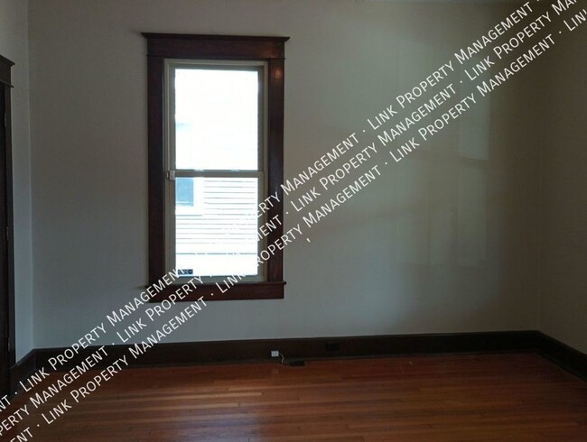 Building Photo - Beautiful & Spacious 4 Bedroom 2 Full Bath...