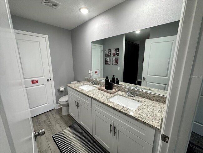 Building Photo - 943 Derbyshire Dr