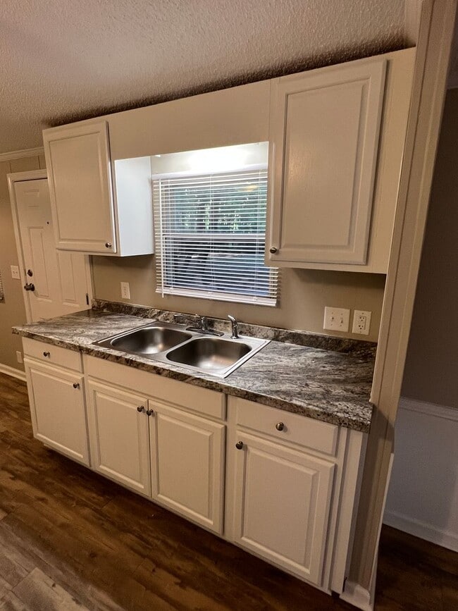 Building Photo - 3 Bedroom/2 Bathroom Home on 1 Acre of Land