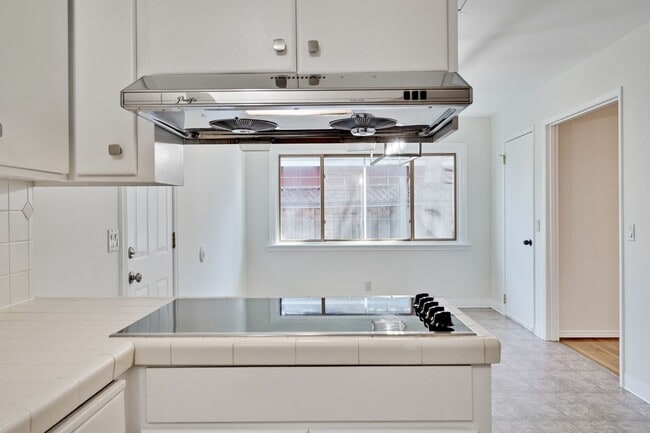 Building Photo - Single Story 3/2 in Well Established Neighborhood Near Branham High School with Air conditioning ...
