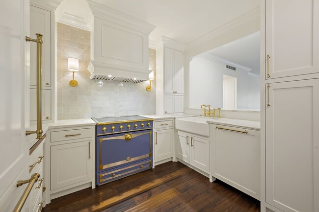 Building Photo - Beautiful, one-of-a-kind Park Avenue COndo