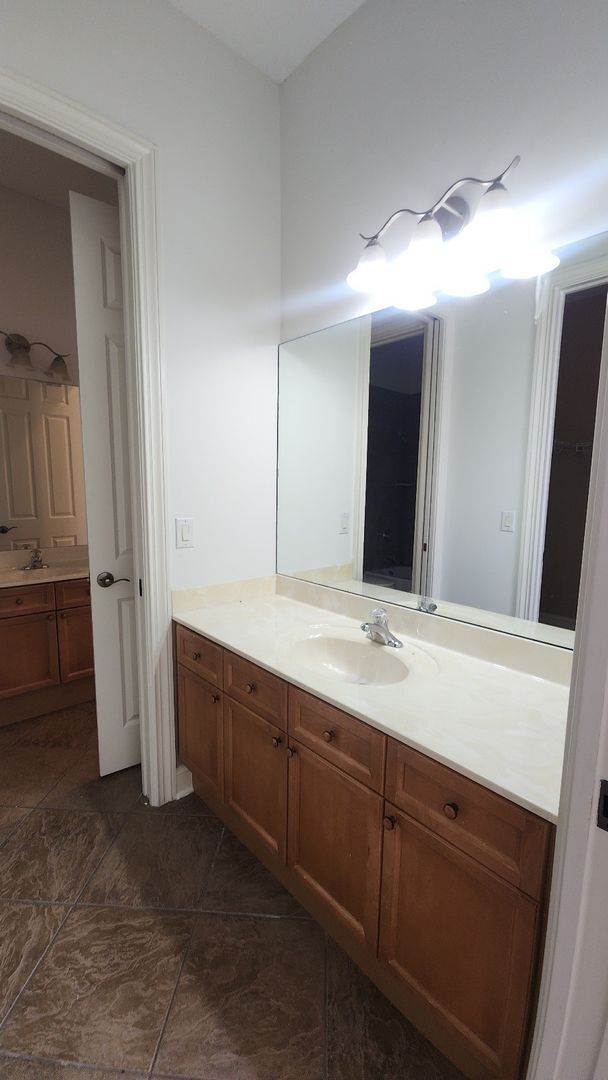 Building Photo - Huge 3 Bed 2.5 bath Home in Palencia- Main Bedroom downstairs plus Upstairs Efficiency