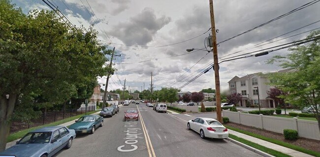 Building Photo - 1018 Koelle Blvd