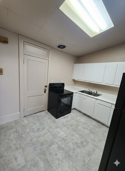 Building Photo - 321 N Main St