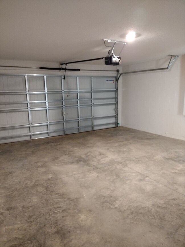Building Photo - Beautiful 4 bedroom 2.5 Bathroom House For...