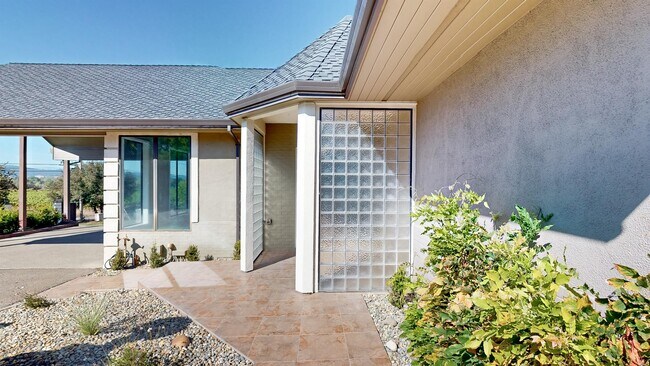 Building Photo - 9168 Eastside Rd