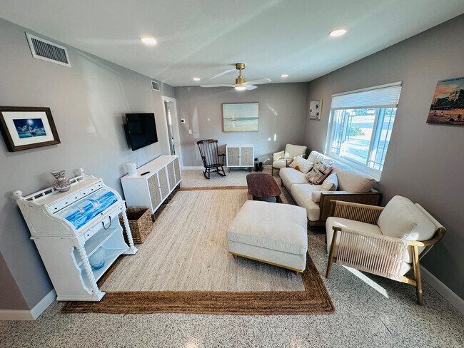 Building Photo - 385 S Tessier Dr
