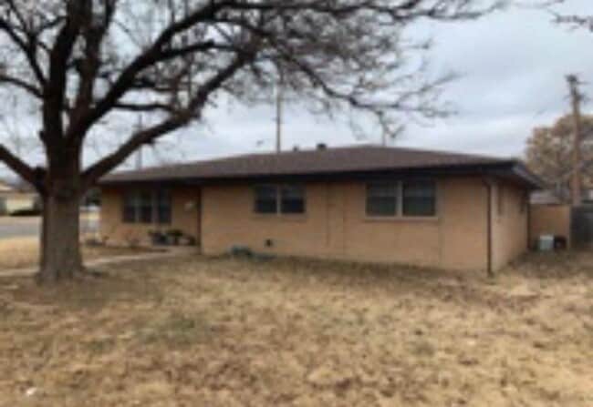 Building Photo - Spacious 4 Bedroom Home!