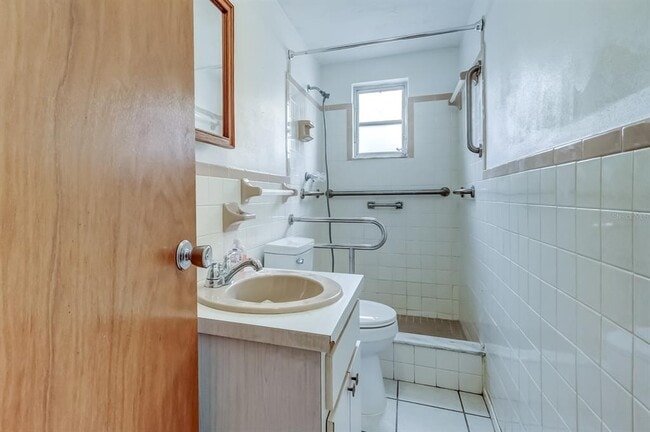 Building Photo - 3735 Mynabird Dr