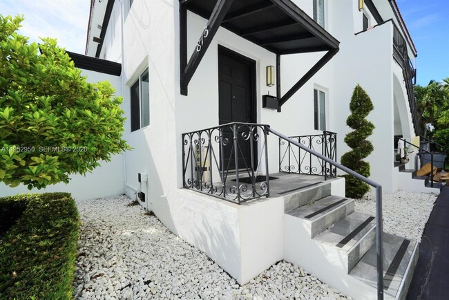 Building Photo - 813 W 39th St