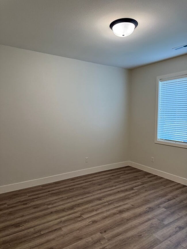 Building Photo - 2 Bedroom/ 2 Bathroom Townhome by Ben Stee...