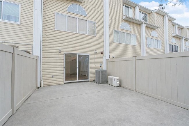 Building Photo - 709 Correll Ave