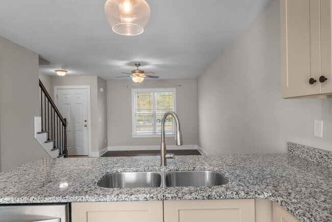 Building Photo - 2 Bedroom 2 Bathroom Town Home Close Proximity To Campbell