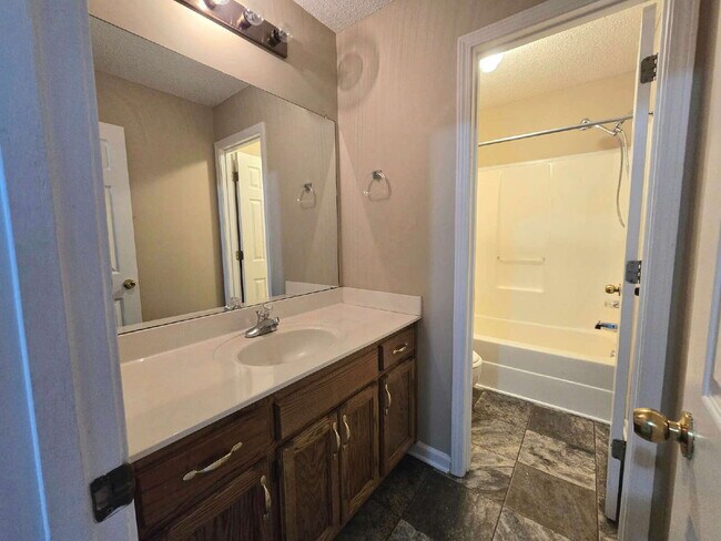 Building Photo - 2100 Ringgold Ct