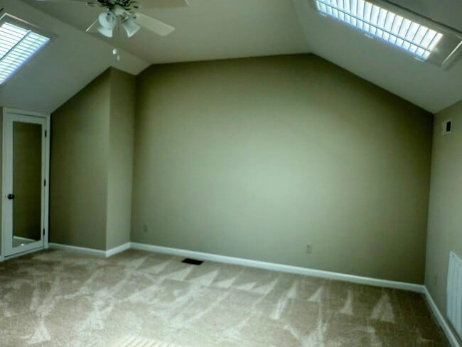 Building Photo - 2-bedroom, 2.5-bathroom home located in th...