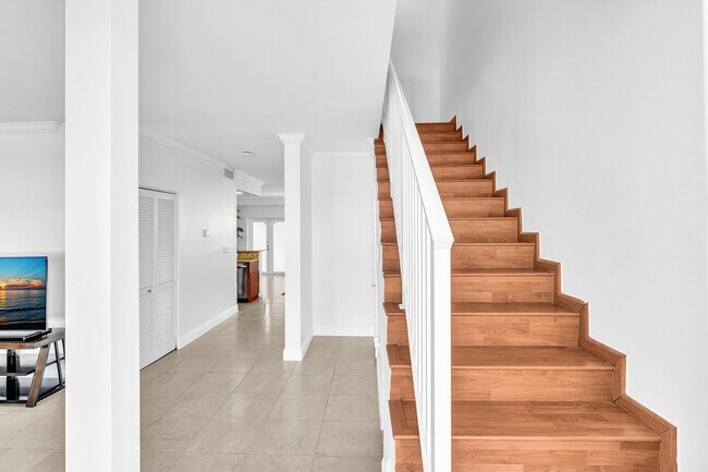 Building Photo - Fully Furnished Townhome in East Hollywood!