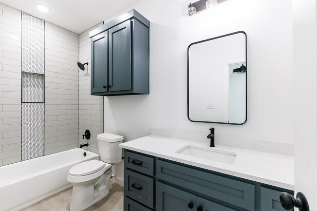 Building Photo - 1704 Elkhart Ave