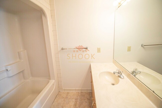 Building Photo - LARGE CONDO UNIT CLOSE TO CAMPUS - Available mid June