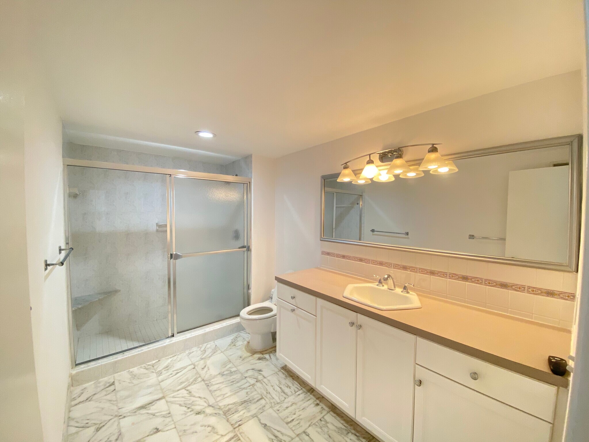 Building Photo - 5825 Collins Ave