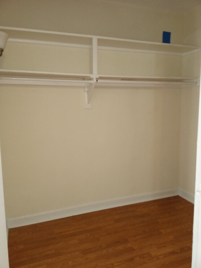 Building Photo - 6165 N Winthrop Ave