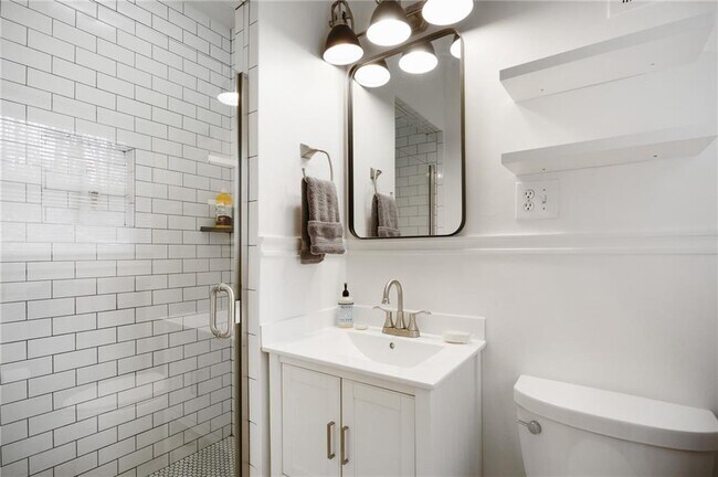 Building Photo - 961 E Rock Springs Rd NE