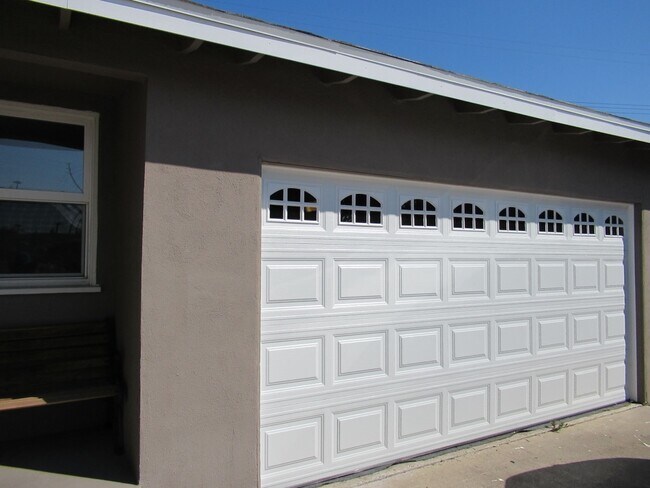 Building Photo - 785 N Victoria Dr