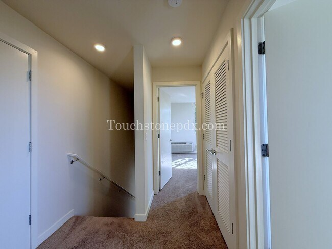 Building Photo - Modern 2 Bedroom, 1.5 Bathroom Apartment with Island Kitchen, Northeast Portland