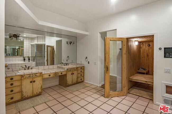 Building Photo - 3780 1/2 Multiview Dr