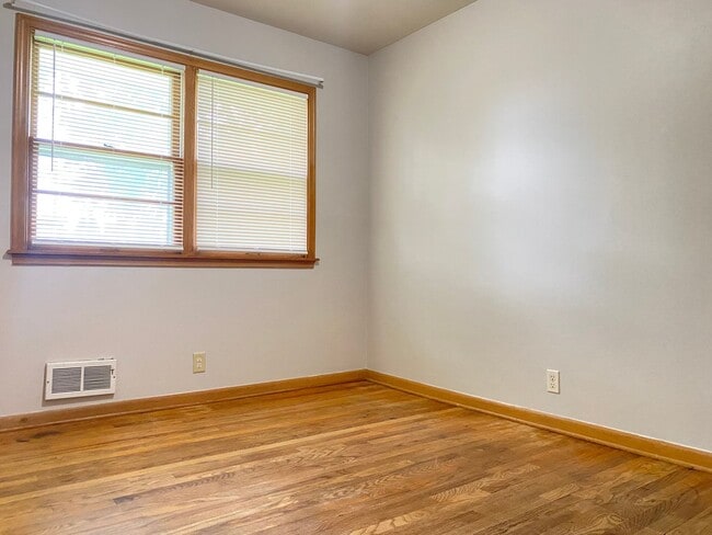 Building Photo - Beautiful 3 bed 1 bath house, over sized driveway, garage and fenced in back yard $1795