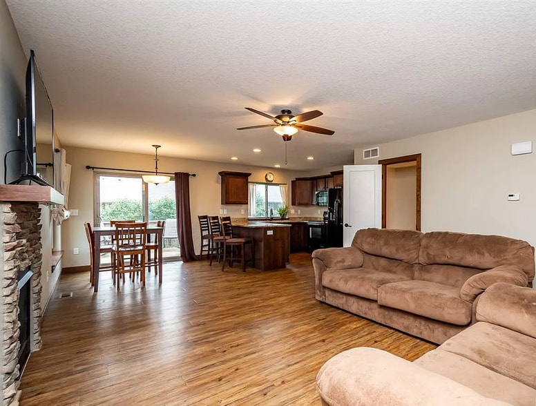 Building Photo - 930 Stinocher St