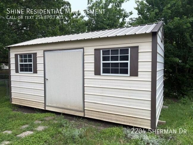 Building Photo - 2204 Sherman Dr
