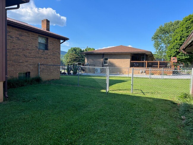 Building Photo - 2 bedroom, 1.5full bath House for rent on ...