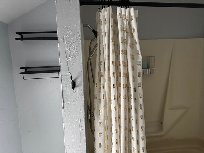 Building Photo - 6th/Grant upper