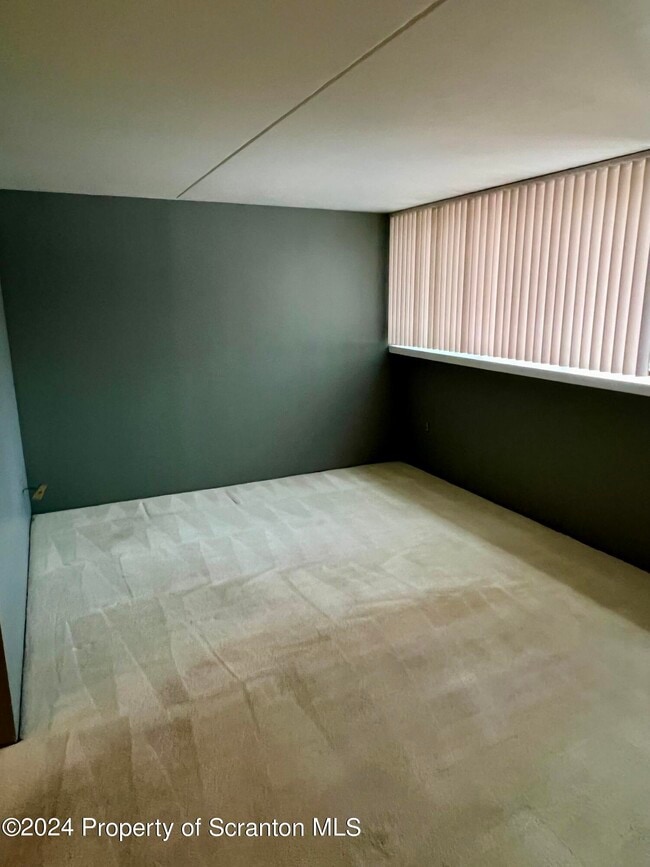 Building Photo - 220 Linden St