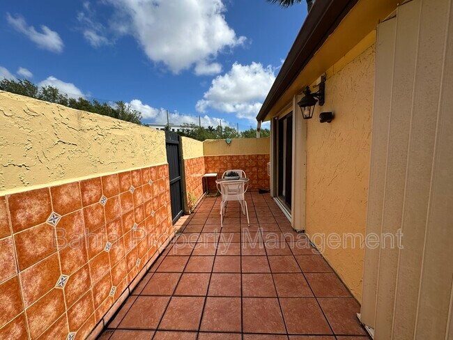 Building Photo - 3730 Alcantara Ave