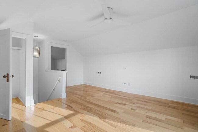 Building Photo - 520 Elgin St