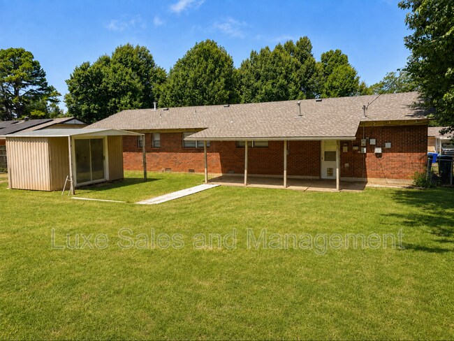 Building Photo - 3508 Meadowbrook Dr