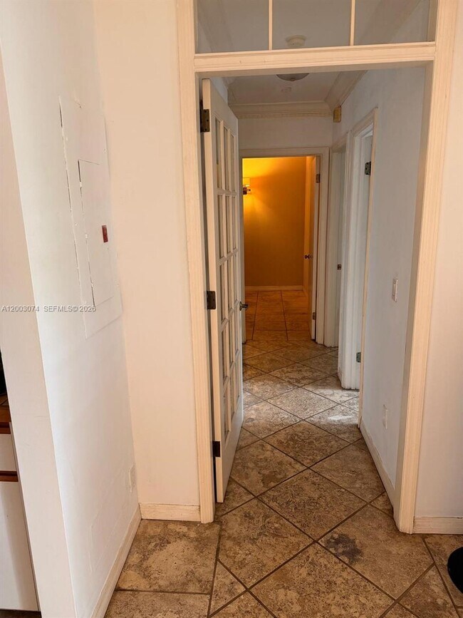 Building Photo - 401 Warren Ln