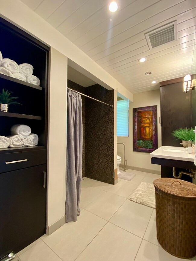 Building Photo - Modernized Eichler Masterpiece