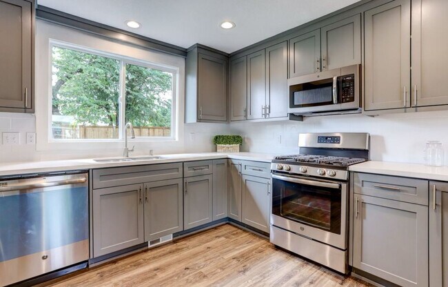 Building Photo - Charming 3-Bedroom Home with Spacious Yard...
