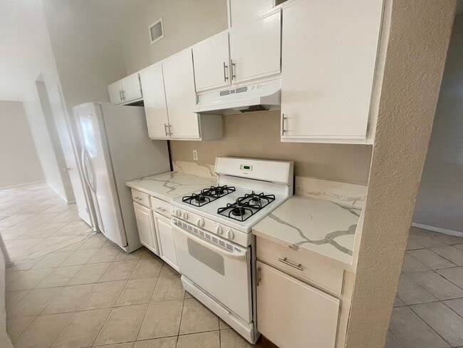 Building Photo - 3 bedrooms and 2 bathroom home! come see today!