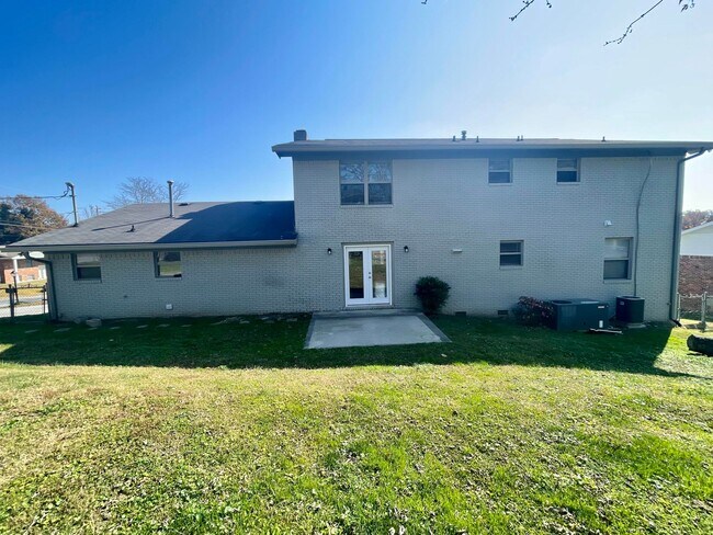 Building Photo - 223 Raintree Ln