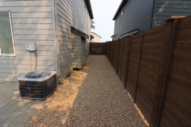 Building Photo - 3/2.5 Home in SE Bend with access to commu...