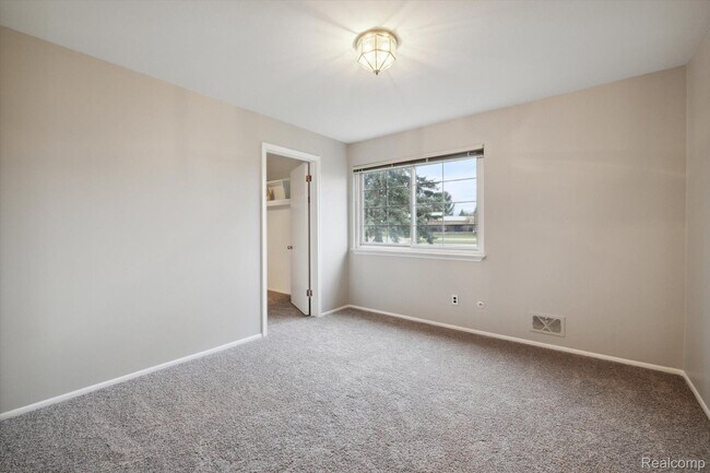 Living room - 42536 Woodward Ave