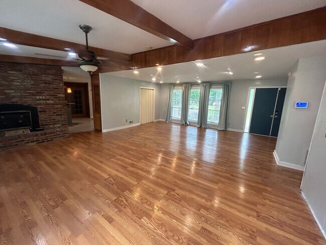 Building Photo - 1614 Sandra Dr