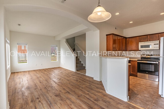 Building Photo - 211 Greenfield Cir