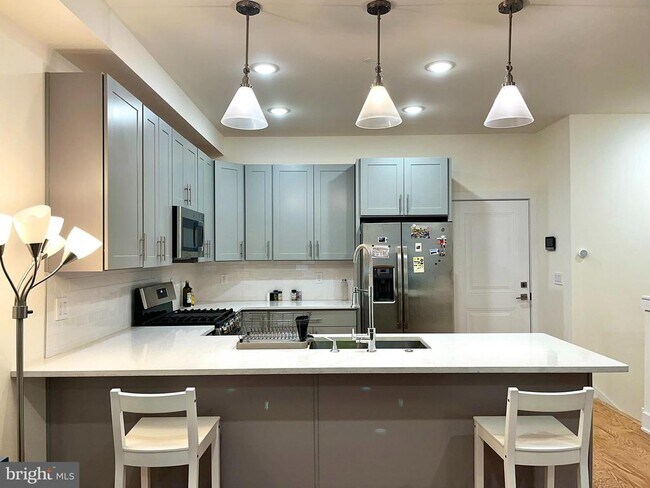 Building Photo - 512 W Montgomery Ave